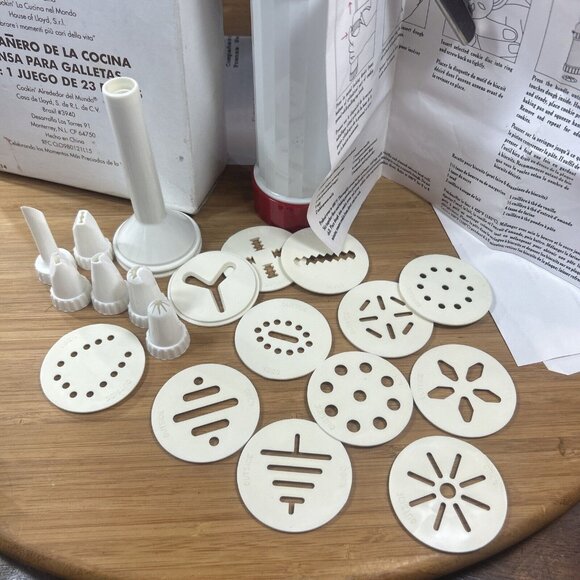 Vintage Kitchen Mate Plastic Cookie Press with icing tips 20 Piece With box - Picture 5 of 5